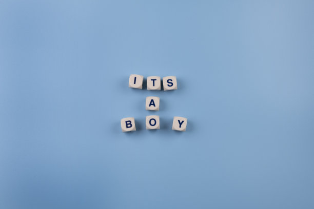 蓝色背景和文字——是个男孩。用于庆祝新生儿生日或聚会的概念。图片下载