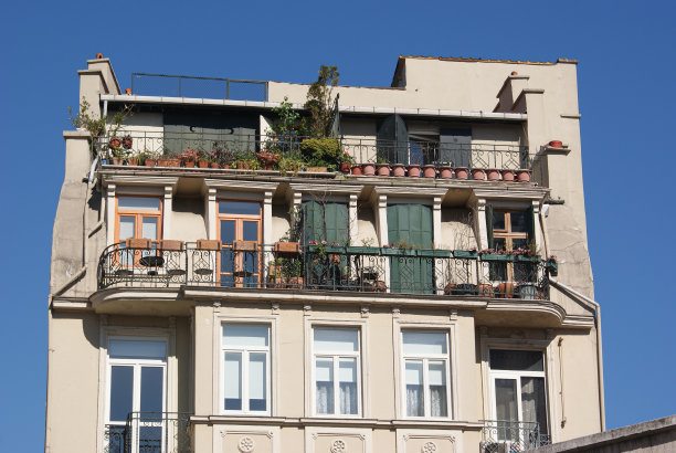 建筑物对着天空的低角度视图图片下载