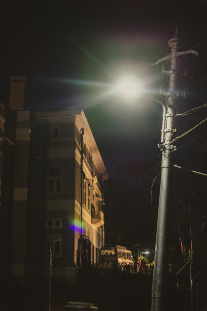 在西姆拉-喜马偕尔邦，夜间立法大楼前的路灯图片下载