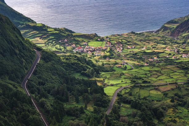 弗洛雷斯岛法加格兰德的亚速尔群岛海岸线景观的高角度视图。葡萄牙。图片下载