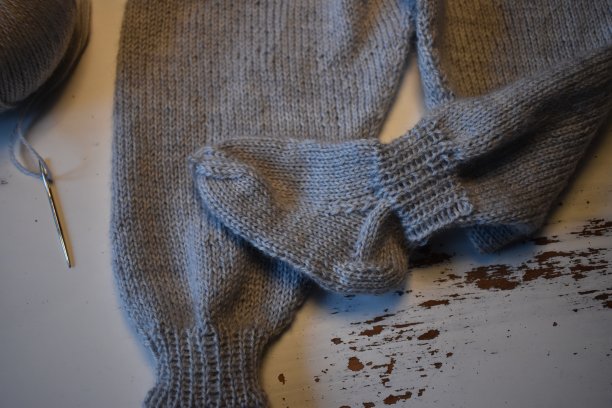 家庭针织连裤袜/羊毛紧身衣为婴儿-脚，罗纹和缝纫针与羊毛纱线。可以穿了。图片下载