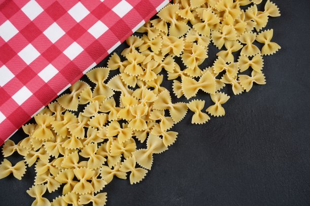 桌上的意大利蝴蝶干面条，生食背景。图片下载