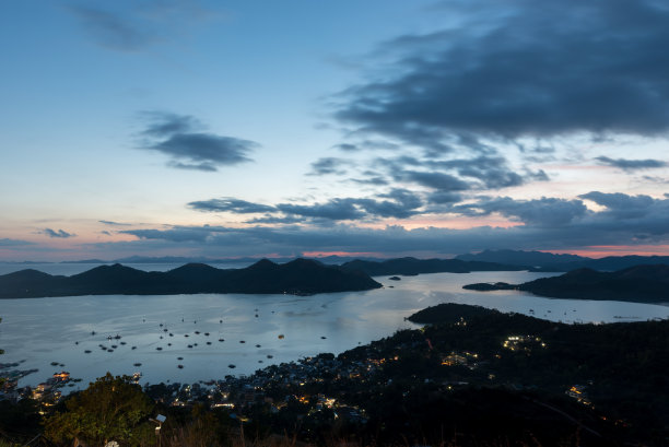 夜晚科伦岛和多云天空的背景。菲律宾。全景照片。图片下载