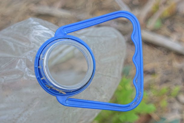 一个旧的打开的白色空塑料瓶的一部分图片下载