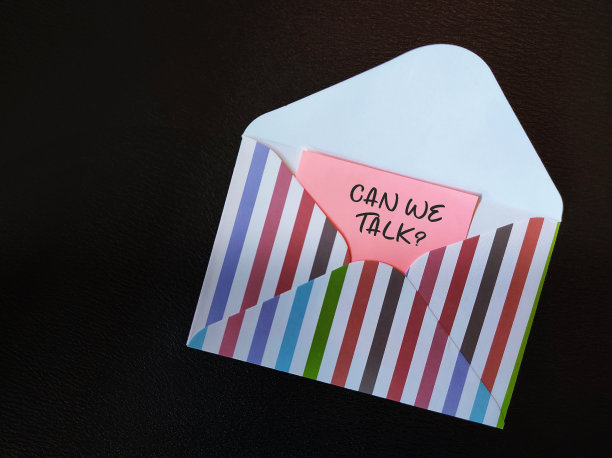 信封里有手写的文字卡片-我们可以说话吗?-老板、经理、合作伙伴或朋友的概念，通过严肃的谈话或困难的谈话来解决冲突或关系问题图片下载