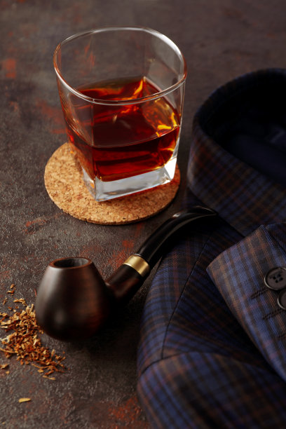 用抽烟斗和喝酒来放松的概念图片下载