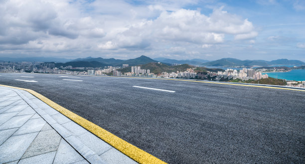 海边有柏油路和住宅区建筑图片下载
