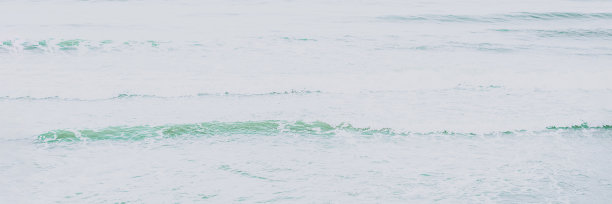 真实的照片海水波浪，抽象的背景，自然的力量，淡淡光对比绿色哑光更有色调的库存图片下载