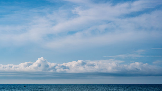 大气全景真照片美丽的夏天白云清蓝天地平线线平静空海。概念天堂生活。设计轻松壁纸背景。更多的音调格式收集在库存图片下载
