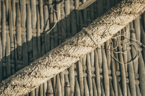 旧编织竹编地毯，粗纺宽绳，残片条幅框边。对角线，对比阴影。文本的复制空间。抽象的背景。浅棕色、米色、灰色调有现货图片下载
