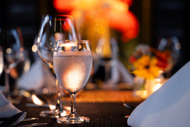 威士忌酒杯和杯子在桌子上的豪华餐厅特别餐图片下载