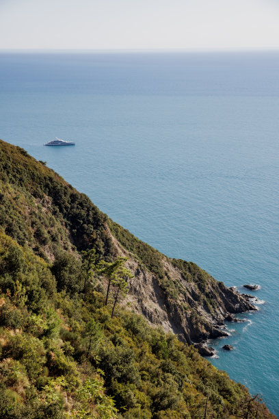 用这张令人惊叹的照片捕捉大自然的美丽和力量，一张崎岖的悬崖融入大海的照片。岩石地形和汹涌的海浪形成了动态的对比，给人一种宁静和危险的感觉。图片下载