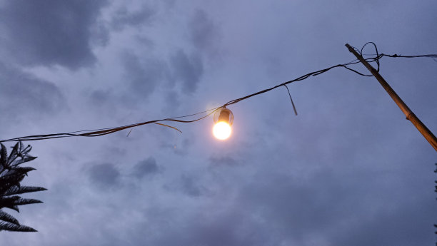 晚上会亮起来的灯泡图片下载