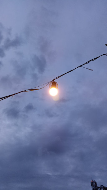 晚上会亮起来的灯泡图片下载