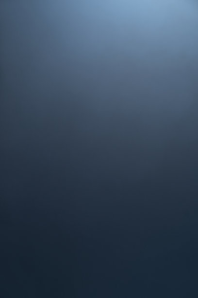 光束在阴霾中，孤立在黑色的背景上图片下载