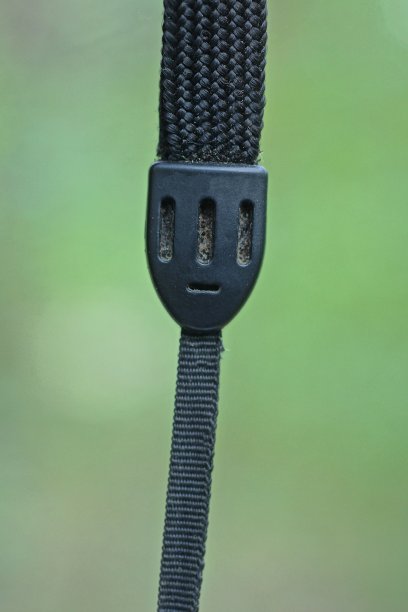 一个小的黑色塑料锁扣锁在一个薄的织物制成的安全带图片下载