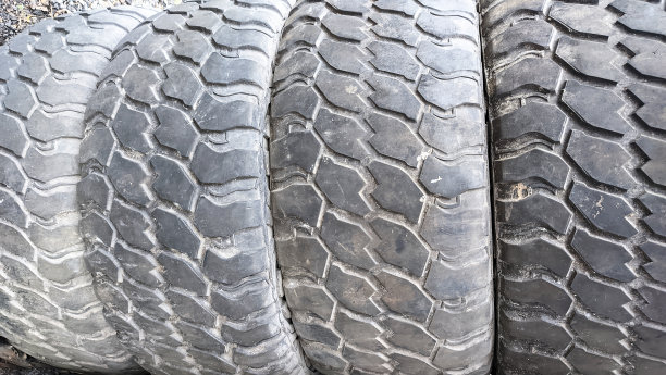 商店里一堆旧轮胎图片下载