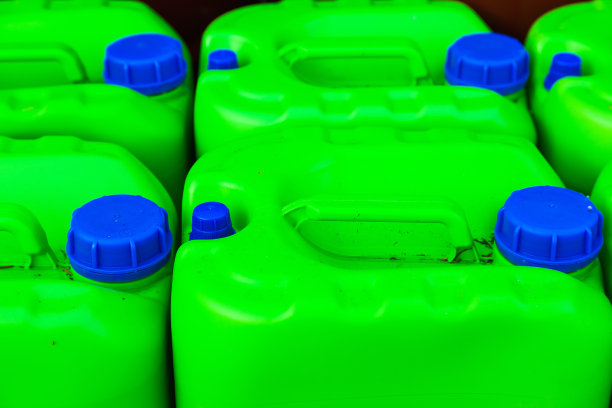 绿色塑料罐，蓝色瓶盖，近一点。图片下载