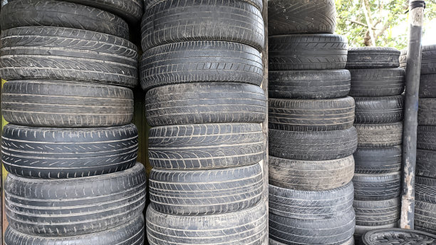 商店里一堆旧轮胎图片下载