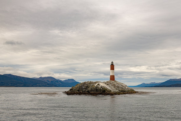 探险家号灯塔位于阿根廷火地岛乌斯怀亚湾海岸外的比格尔海峡Les Eclaireurs群岛的东北小岛上图片下载