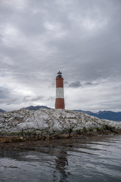 探险家号灯塔位于阿根廷火地岛乌斯怀亚湾海岸外的比格尔海峡Les Eclaireurs群岛的东北小岛上图片下载