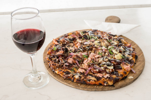 肉爱好者披萨配意大利辣肠，火腿，西班牙辣香肠，蘑菇和烧烤酱图片下载