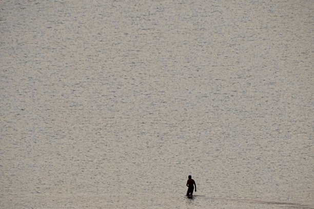一个人在海水中行走图片下载