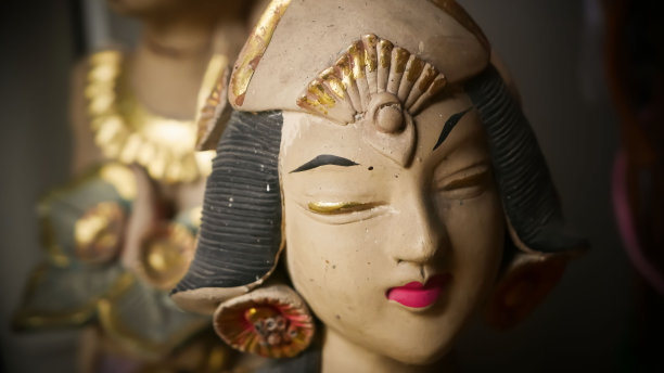 美丽的艺术雕像，巴厘岛或爪哇舞者用作花园装饰，爪哇侏儒印度尼西亚图片下载