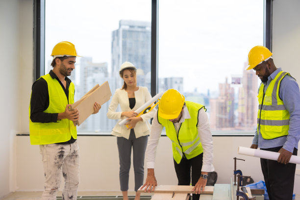 亚洲工程师团队讨论建筑施工过程图片下载