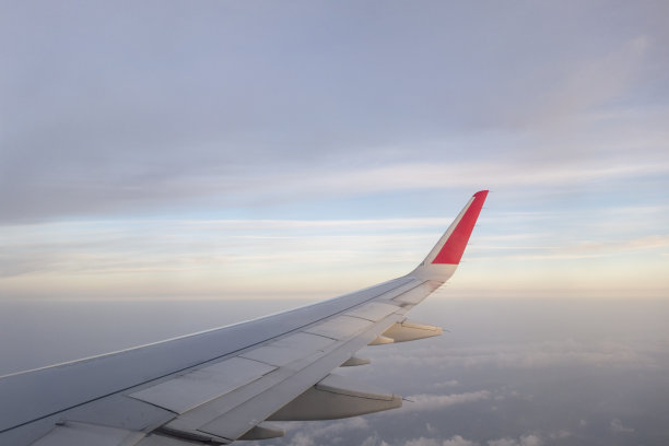 飞机的机翼在天空的云层上飞行图片下载