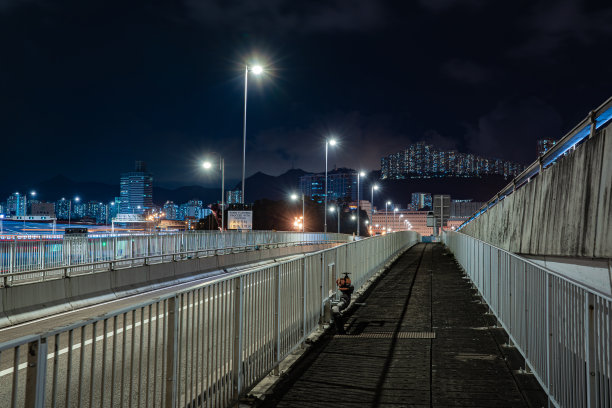 夜晚桥上的人行道图片下载