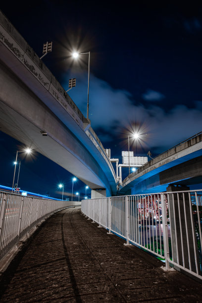 夜晚桥上的人行道图片下载