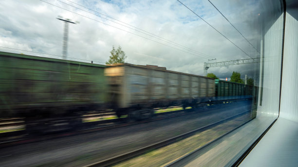 货运列车行驶时模糊，从旅客列车窗口看过去图片下载