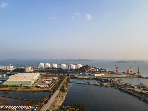 海边的燃气能源化工厂鸟瞰图图片下载