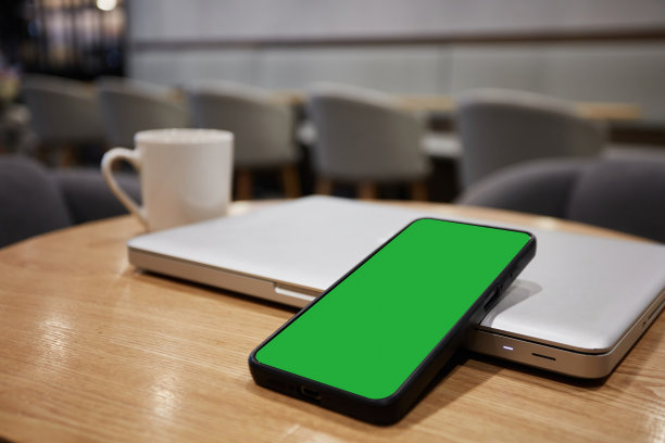 手机放在圆形餐桌上图片下载