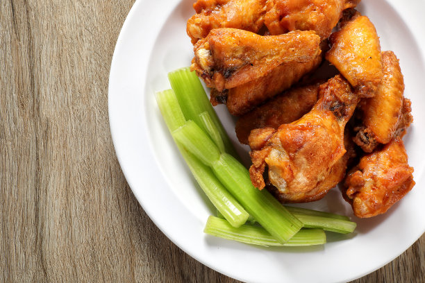 木桌上的炸鸡翅盘图片下载