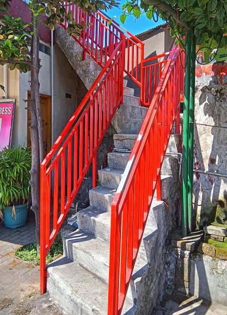 有红色栏杆的楼梯图片下载