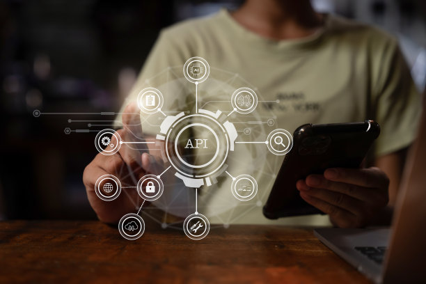 现代技术和网络概念，女性使用笔记本电脑，平板电脑和智能手机与虚拟屏幕API图标的软件开发工具。应用程序编程接口。图片下载