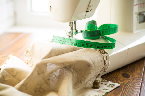 装有织物和线的缝纫机，特写。工作流程图片下载