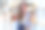 一个美丽、快乐、可爱、快乐、微笑的女厨师带着一盘新鲜沙拉的肖像图片下载