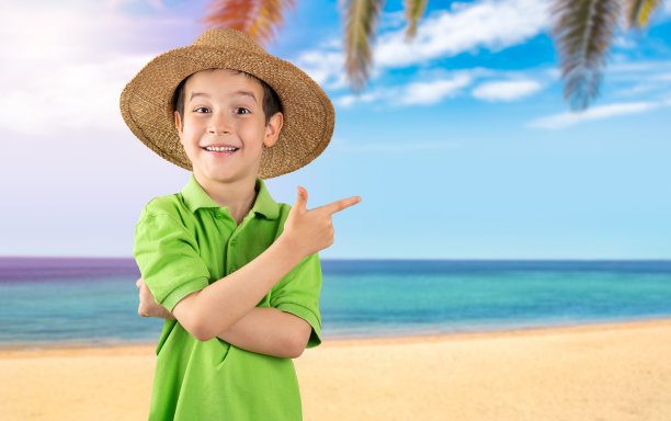 快乐的小男孩在海滩度假图片下载