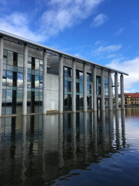 冰岛雷克雅未克市政厅，靠近托约宁湖图片下载