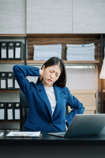 女性在家办公办公场所坐姿颈部疼痛办公室综合症概念。图片下载