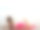 小女孩坐在沙滩上。海运。热带海滩。图片下载