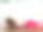 小女孩坐在沙滩上。海运。热带海滩。图片下载