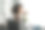 劳累过度的年轻非洲女上班族在办公桌前工作了一整天后颈部疼痛。图片下载