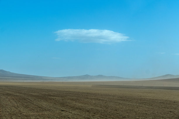 蒙古中部自然景观公路图片下载