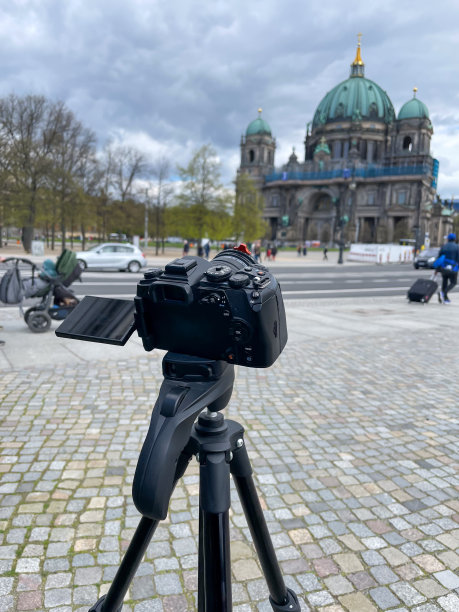 用数码相机拍摄城市。图片下载