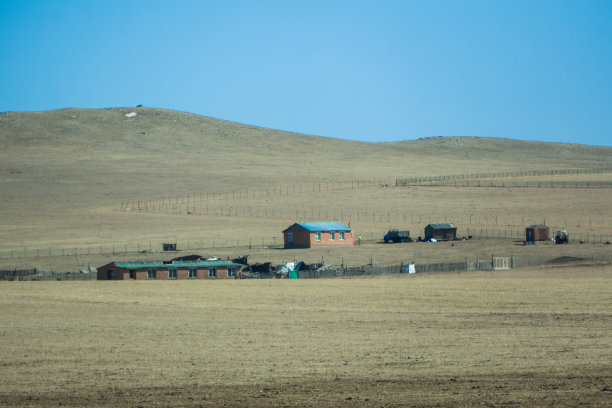 蒙古中部高速公路上的一个小镇图片下载