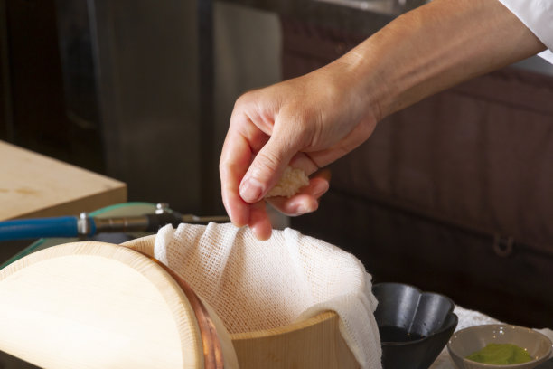 拿着寿司的厨师图片下载